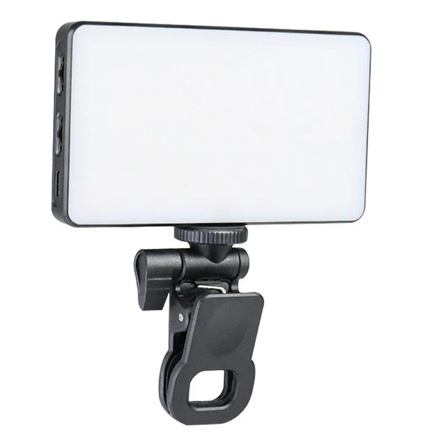Mejora la iluminación de videos, fotografías, transmisiones y videollamadas con este panel LED RGB compacto de 8 W. Permite ajustar el brillo, elegir colores RGB y usar tonos de luz fría, neutra o cálida.
