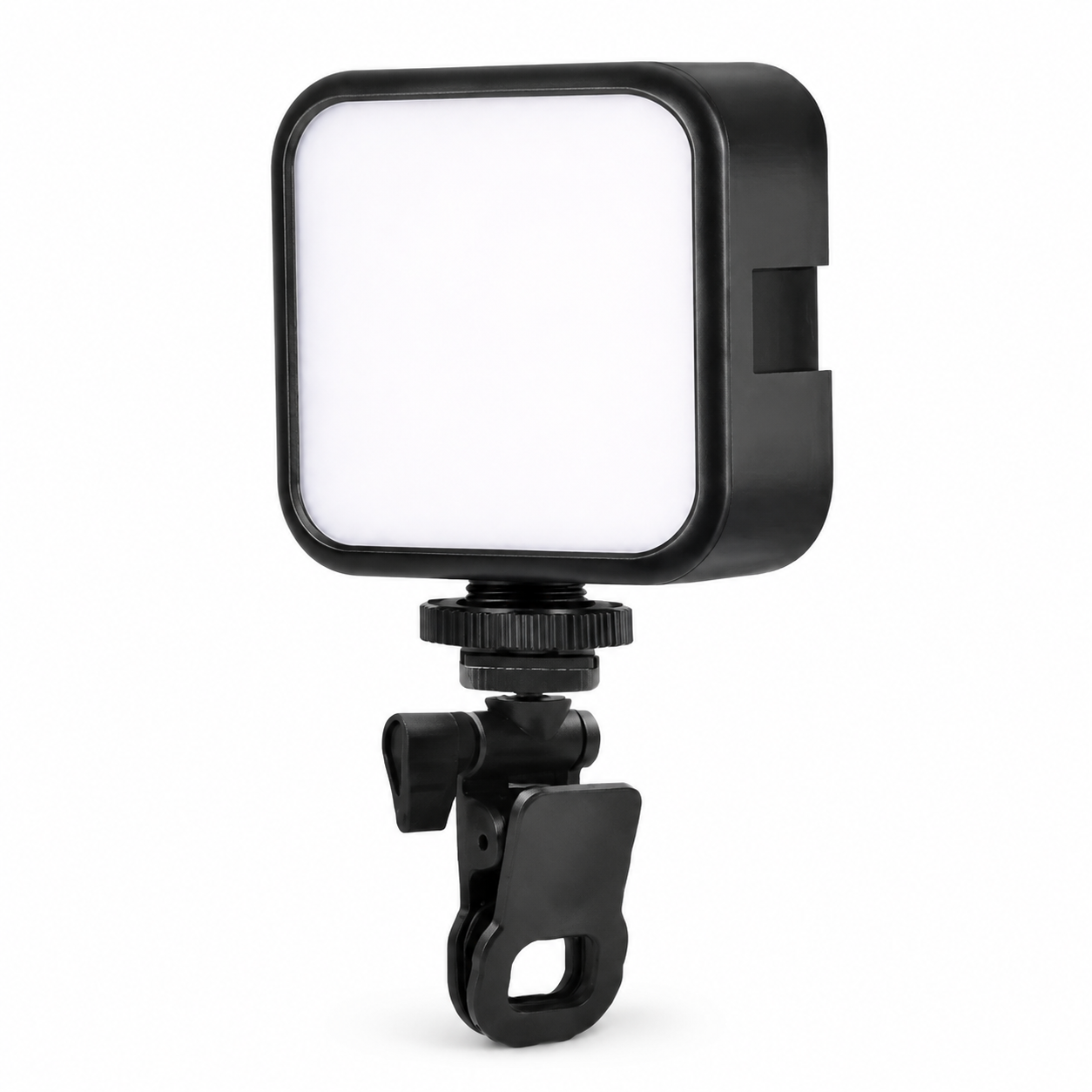 Mejora la iluminación de fotos, videos, transmisiones y videollamadas con la luz RGB AY-83. Su diseño compacto permite crear luz blanca, cálida o de colores y ajustar el brillo desde sus controles posteriores.