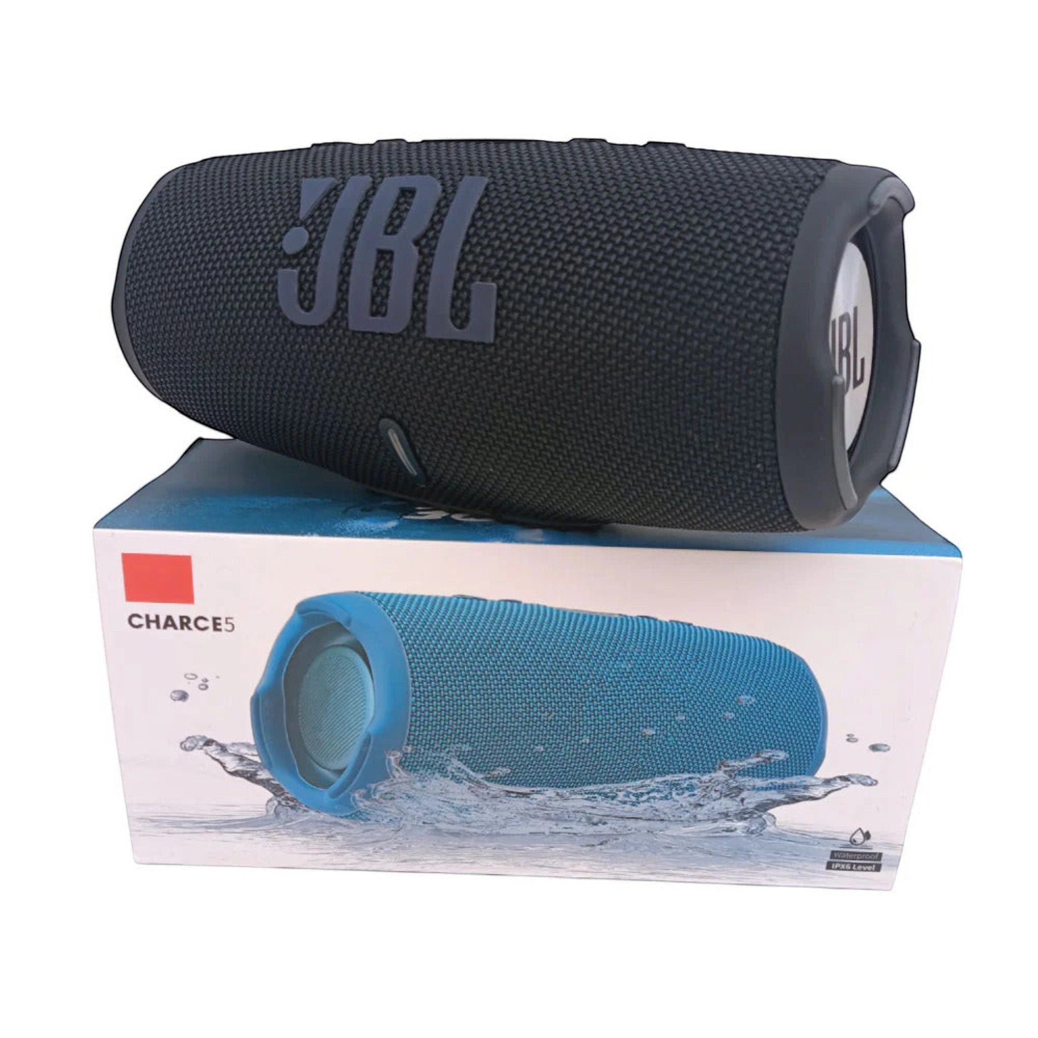 Parlante Bluetooth tipo Charge 5 negro apoyado sobre su caja